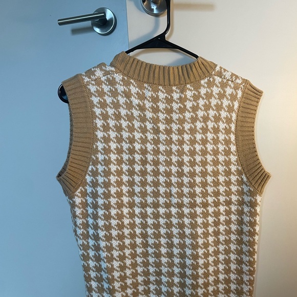Size medium sweater vest!! Never worn!! - Picture 2 of 2